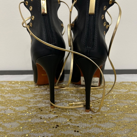 New Le Château Black & Gold Heels - Picture 2 of 3